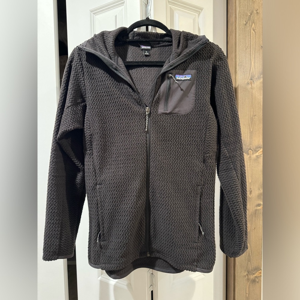 Women’s R1 hoodie. In Black. Full Zip.